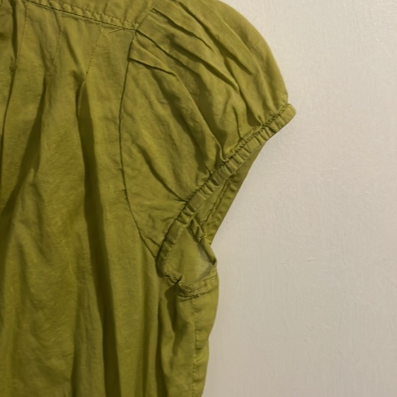3/$15💛 🍀 Green Banana Republic top 🍀 - Picture 7 of 9